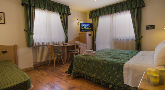 Camera Hotel Alpi arredi in legno e letto