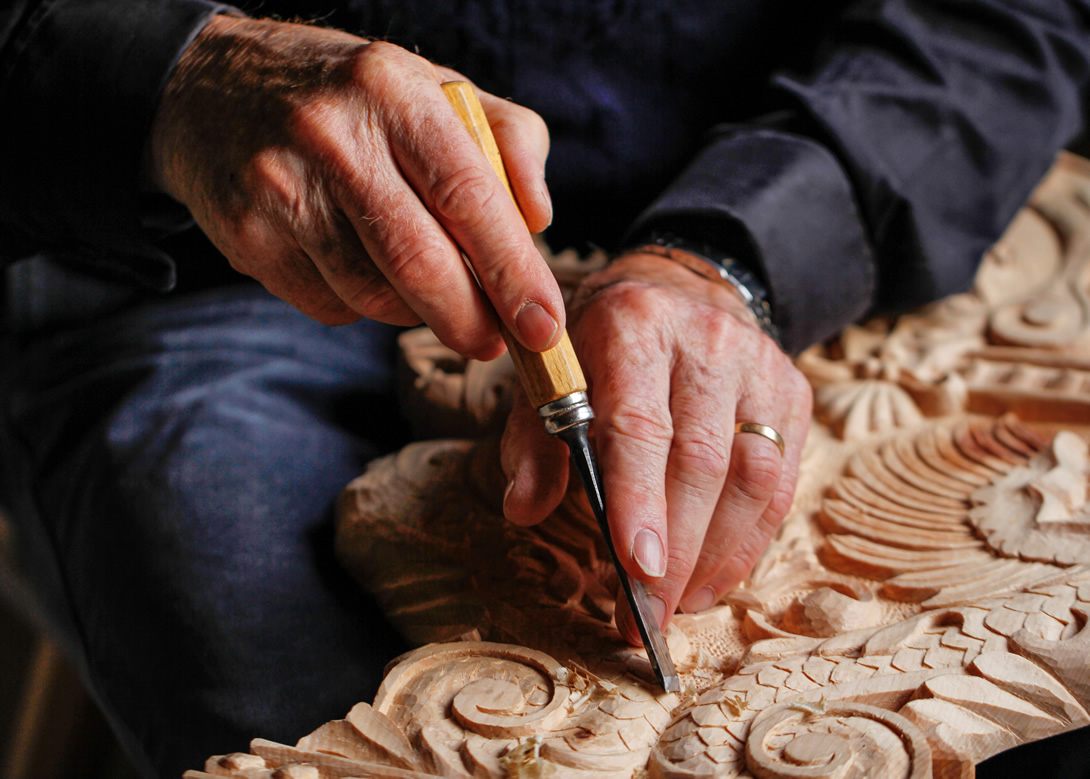 scultura di legno val di fassa