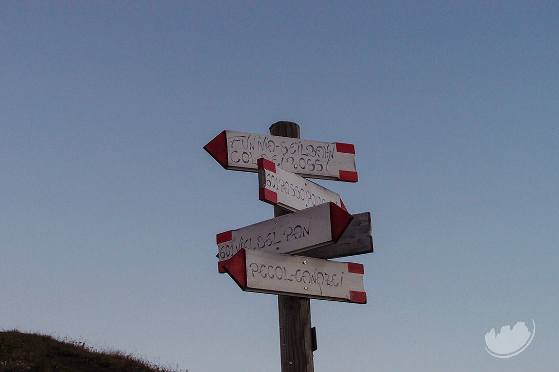 signs of the paths Val di Fassa