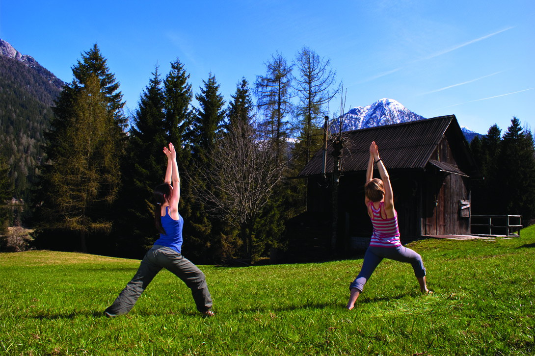 yoga e pilates nei prati della val di Fassa